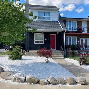 Cheerful 3bdm With Free Parking On Premises , Toronto Canada